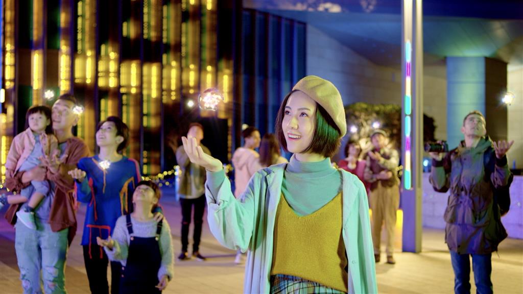 Na cena da filmagem do vídeo promocional do Festival de Luz de Macau, os actores vão primeiro simular a acção e só depois, na pós-produção, são adicionados os efeitos especiais de computador.　　Foto cedida pelo entrevistado