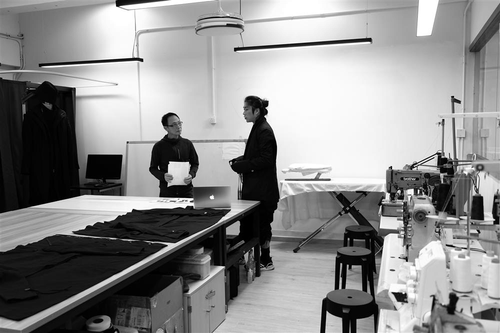 苏德财（左）和高肇朗最近合租位於工厦的服装样版工作室，以便更好沟通服装制作。