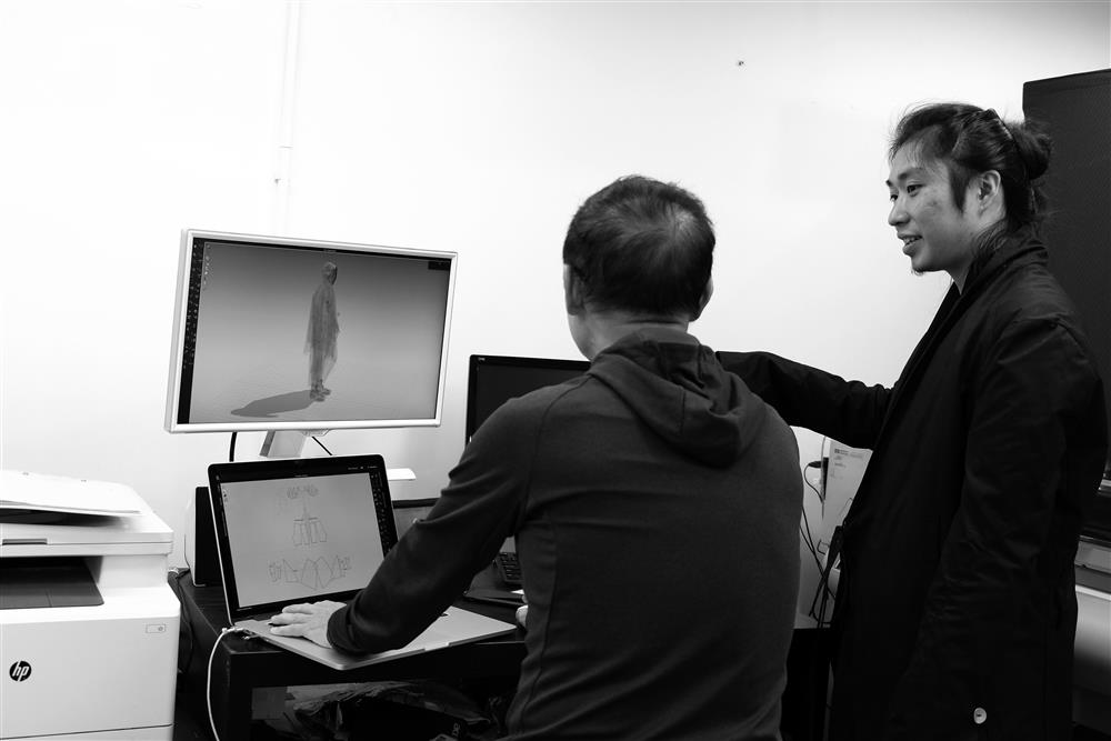 Cordova樣版工作室購入電子度身掃描儀，可透過掃描技術收集穿着者身材數據，再於電腦合成模擬效果。