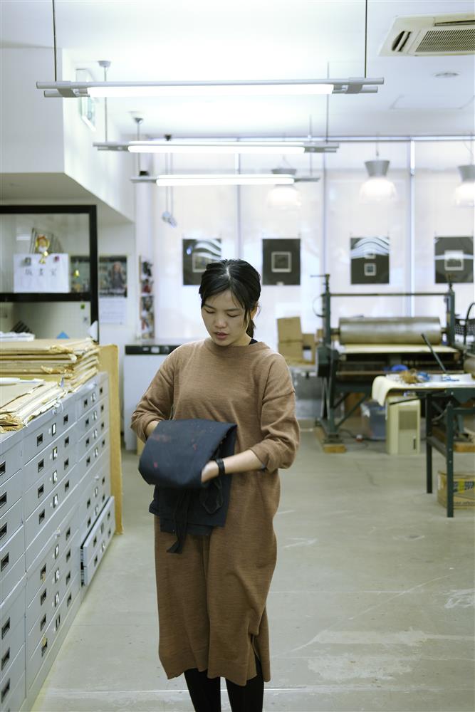 Desde ter ido à Malásia sozinha até ter obtido o seu próprio lugar na indústria, a diligência e a visão empresarial de Suzuki são ambos factores essenciais do seu sucesso.    Foto cedida por Cora Si