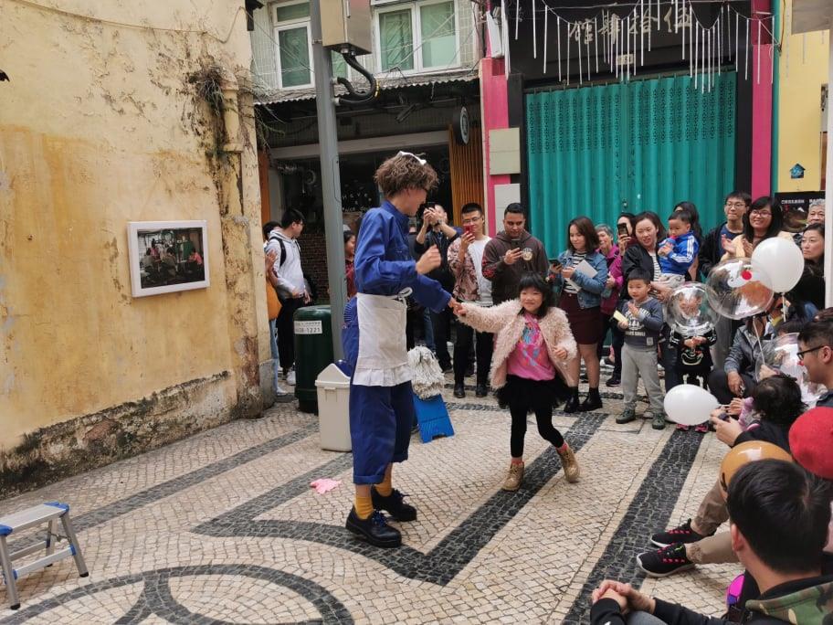 Suzuki tem aproveitado os recursos dos produtores e trazido as equipas de actores convidadas a Macau até a Rua dos Ervanários, para que actuassem de forma gratuita, beneficiando os adultos e as crianças da vizinhança.    Foto cedida pela entrevistada