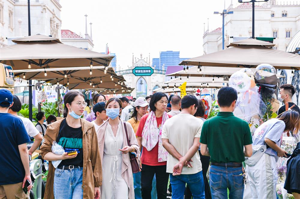 市集现场游客众多