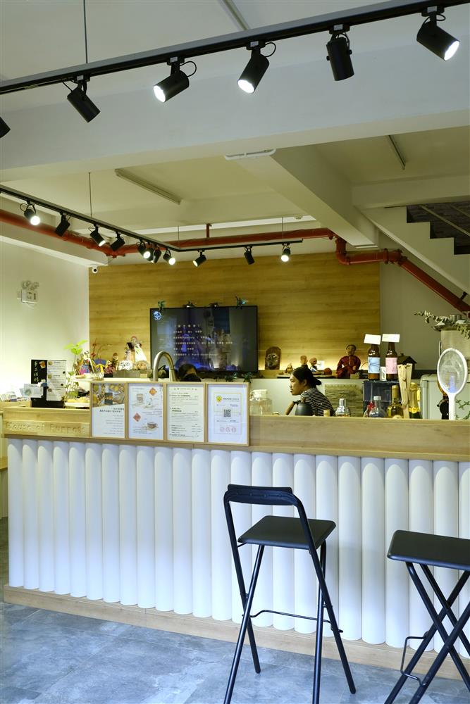 地面层开设「偶记 Loutka Bar」水吧，售卖特色外带茶饮、剧团及其他艺术家的文艺产品。