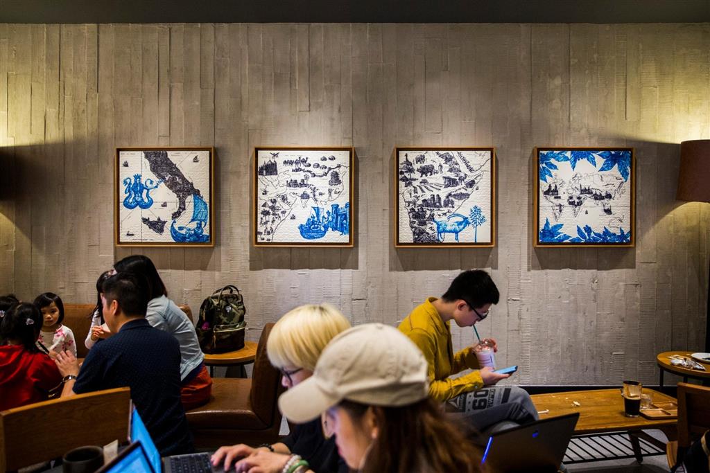 Embora Eric modifique o estilo conforme as diferentes exigências dos clientes, a sua reflexão e o seu carinho por Macau nunca se desviaram.    Foto/ Cora Si