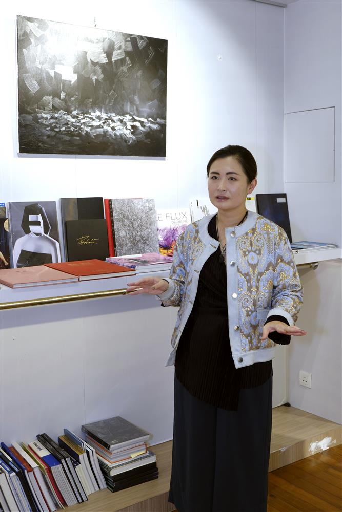 Emilia expressa que há mais pessoas locais interessadas em comprar peças artísticas, mas estão mais habituadas a procurar obras de artistas famosos vindos de fora de Macau do que dos locais.    Foto/ Cora Si