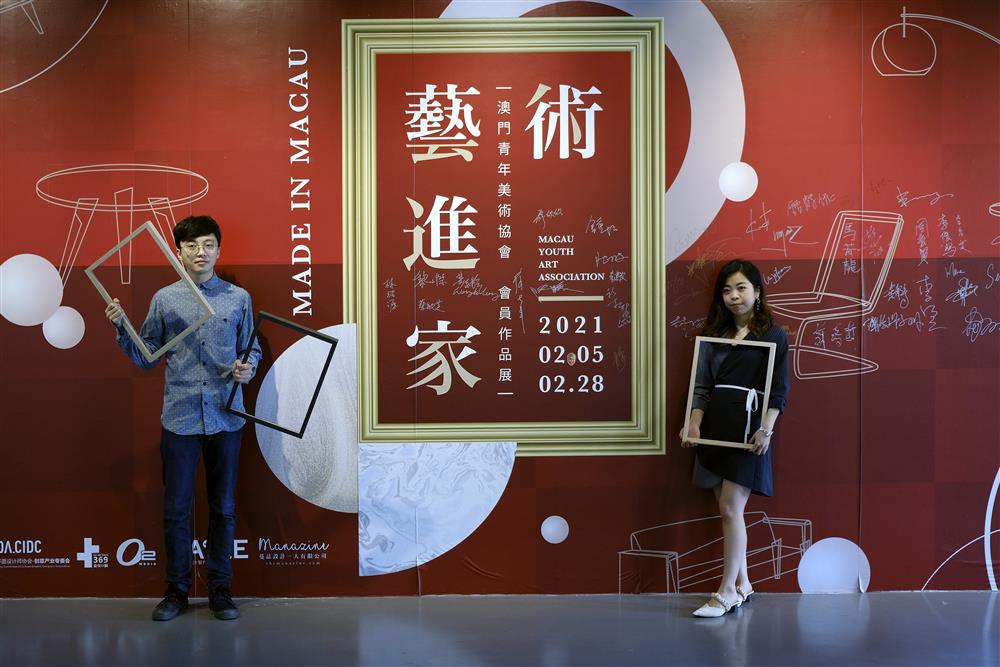 青年美术协会理事长黎小杰（左）及展览筹展吴凯婷（右）。