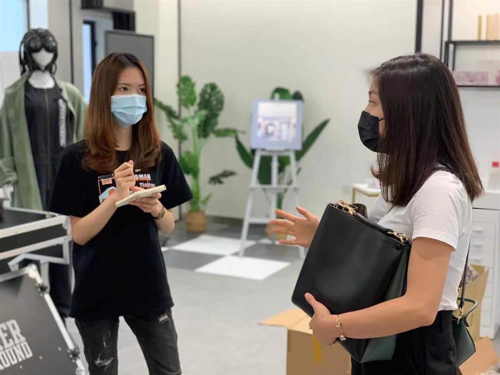 参与实验室的营运让何晓彤（左）对专业产生更浓厚的兴趣　　图／受访者提供
