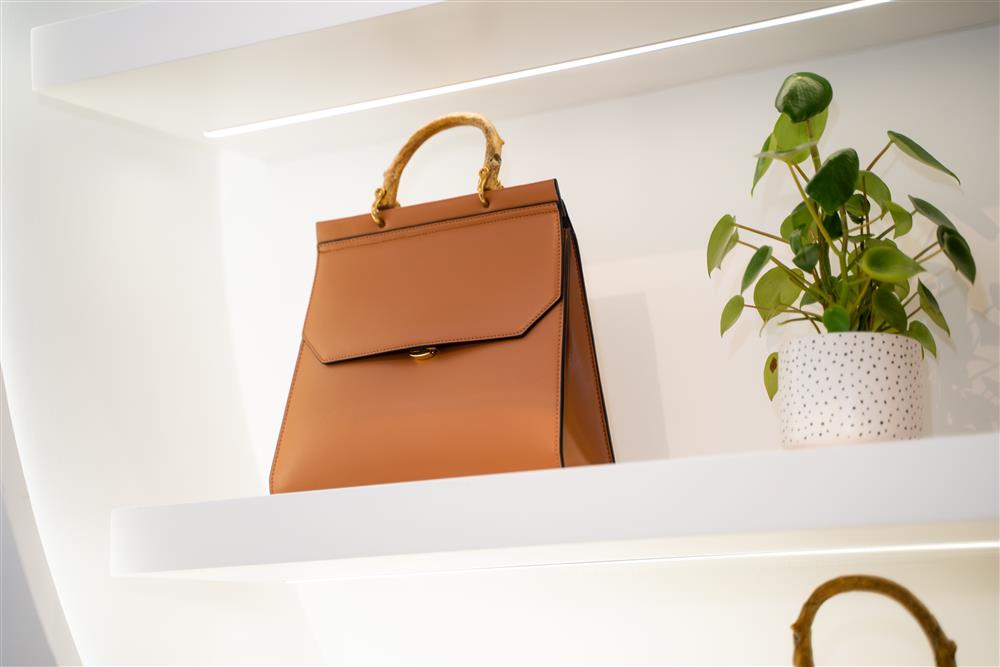 運用了幾何圖形的設計的FIR BAG既可作手提包又作斜背包，是店內的人氣款式。