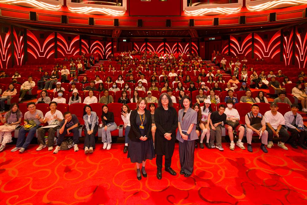Film master Shunji Iwai shared his creative experience with the participants in Macao